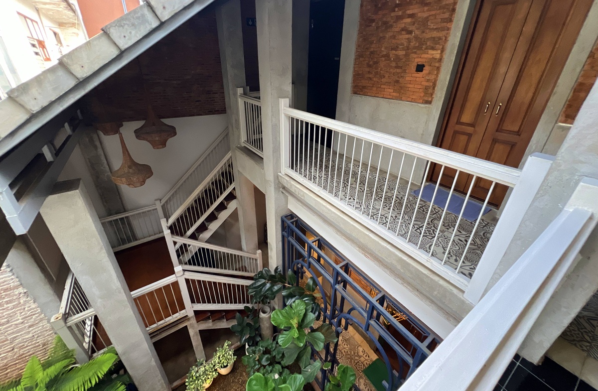 清邁老城裡的背包客棧卻像私人劇院，蘭納 × 殖民風格，低調優雅一晚只要台幣345元｜泰國清邁背包客棧住宿推薦 Khunluang Hostel @。CJ夫人。