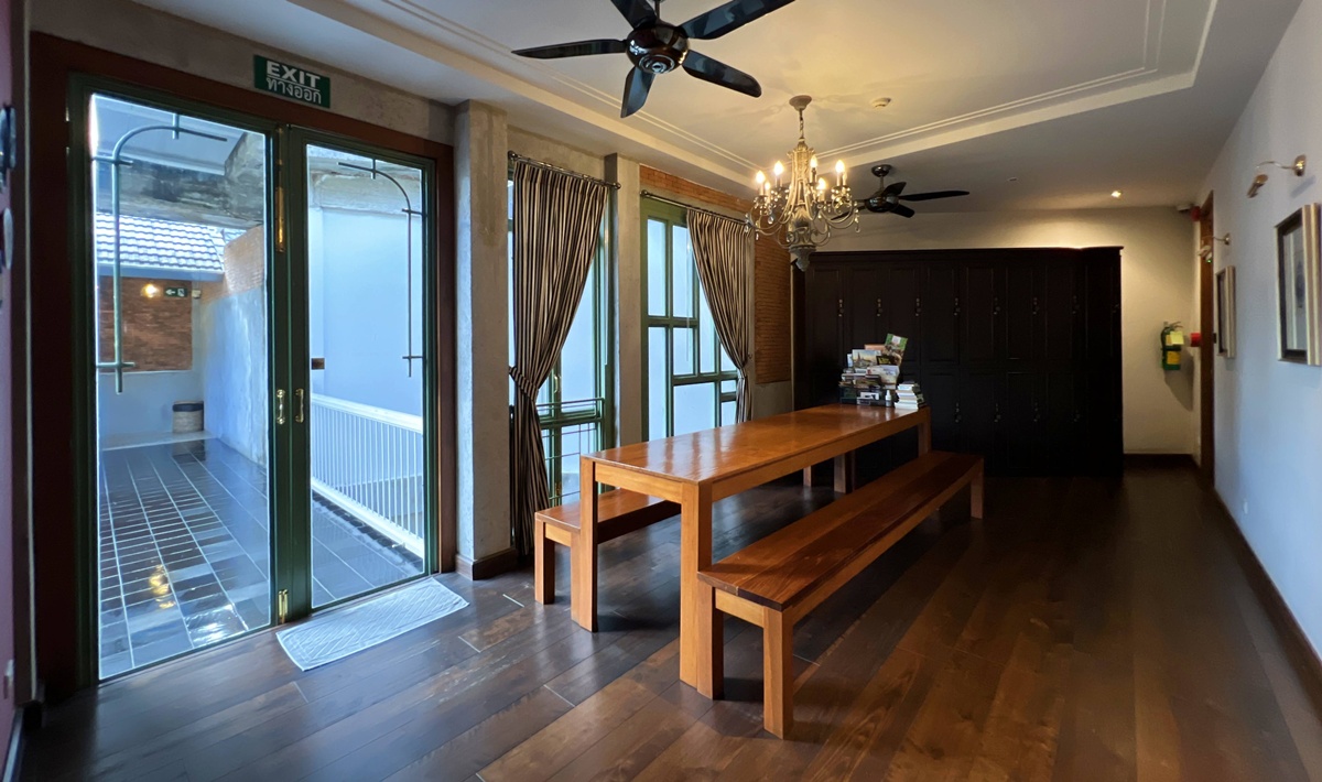 清邁老城裡的背包客棧卻像私人劇院，蘭納 × 殖民風格，低調優雅一晚只要台幣345元｜泰國清邁背包客棧住宿推薦 Khunluang Hostel @。CJ夫人。