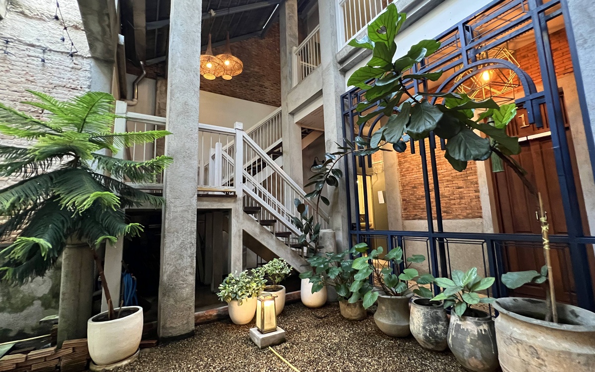 清邁老城裡的背包客棧卻像私人劇院，蘭納 × 殖民風格，低調優雅一晚只要台幣345元｜泰國清邁背包客棧住宿推薦 Khunluang Hostel @。CJ夫人。