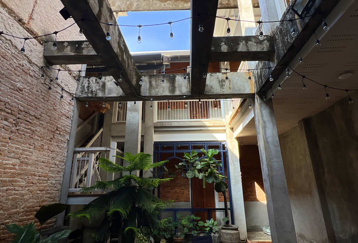 清邁老城裡的背包客棧卻像私人劇院，蘭納 × 殖民風格，低調優雅一晚只要台幣345元｜泰國清邁背包客棧住宿推薦 Khunluang Hostel @。CJ夫人。