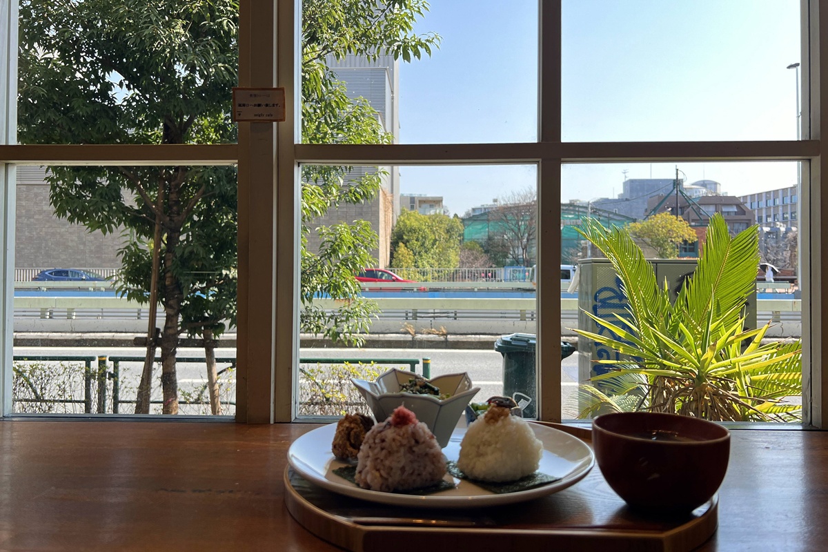 用一顆飯糰的高級感，再次喜歡上靜巷裡的恬淡生活｜東京中目黑飯糰專賣店 Onigily Cafe Nakameguro Shop與600日圓朝食飯糰套餐 @。CJ夫人。