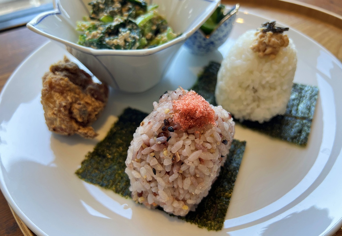 用一顆飯糰的高級感，再次喜歡上靜巷裡的恬淡生活｜東京中目黑飯糰專賣店 Onigily Cafe Nakameguro Shop與600日圓朝食飯糰套餐 @。CJ夫人。