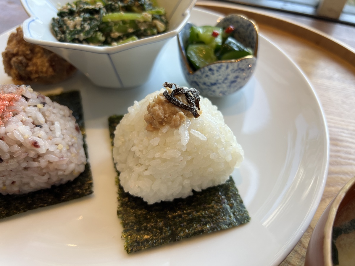 用一顆飯糰的高級感，再次喜歡上靜巷裡的恬淡生活｜東京中目黑飯糰專賣店 Onigily Cafe Nakameguro Shop與600日圓朝食飯糰套餐 @。CJ夫人。