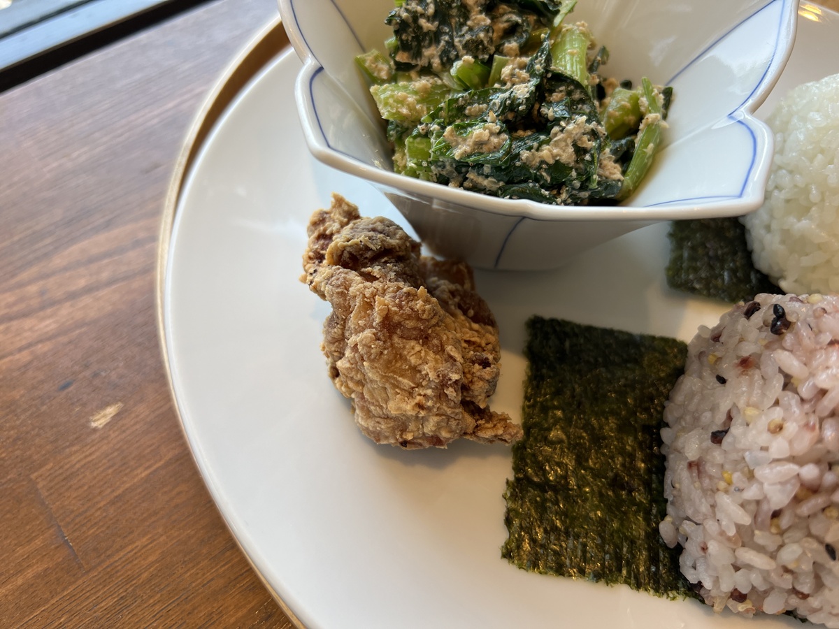 用一顆飯糰的高級感，再次喜歡上靜巷裡的恬淡生活｜東京中目黑飯糰專賣店 Onigily Cafe Nakameguro Shop與600日圓朝食飯糰套餐 @。CJ夫人。