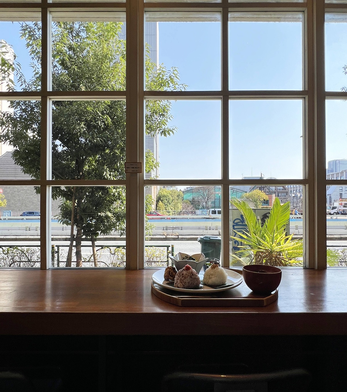 用一顆飯糰的高級感，再次喜歡上靜巷裡的恬淡生活｜東京中目黑飯糰專賣店 Onigily Cafe Nakameguro Shop與600日圓朝食飯糰套餐 @。CJ夫人。