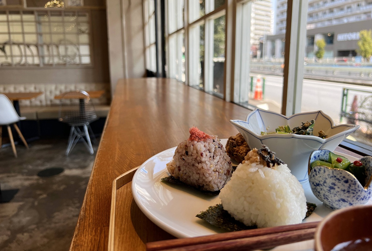 用一顆飯糰的高級感，再次喜歡上靜巷裡的恬淡生活｜東京中目黑飯糰專賣店 Onigily Cafe Nakameguro Shop與600日圓朝食飯糰套餐 @。CJ夫人。