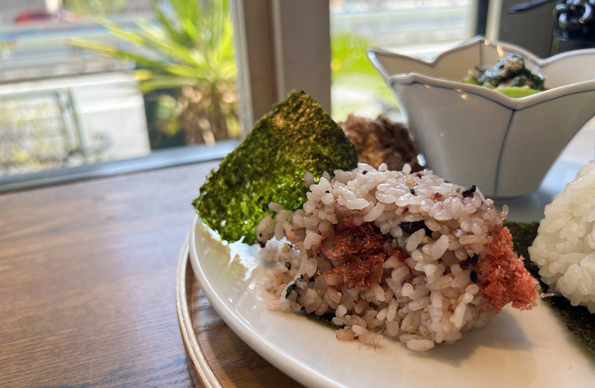 用一顆飯糰的高級感，再次喜歡上靜巷裡的恬淡生活｜東京中目黑飯糰專賣店 Onigily Cafe Nakameguro Shop與600日圓朝食飯糰套餐 @。CJ夫人。