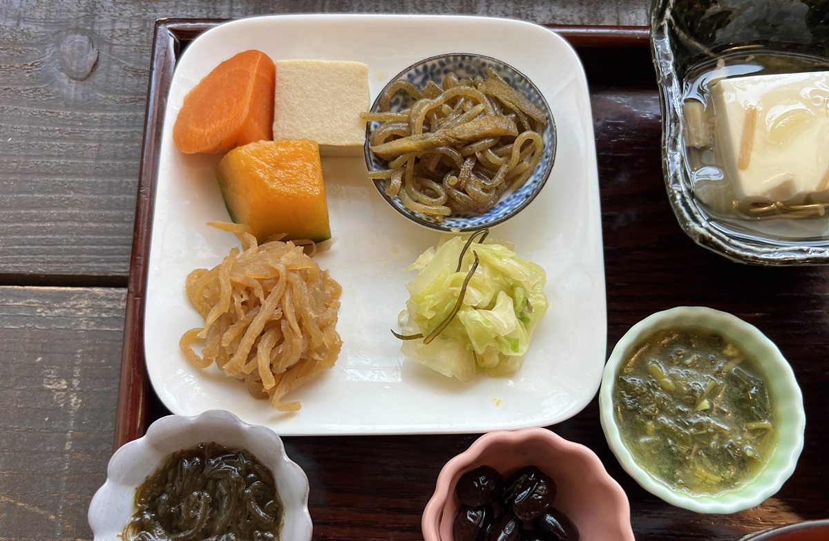 直島的慢食體驗！一個讓人坐在古民家、吃回自然、在直島找到慢下來節奏的古樸食堂｜日本瀨戶內海直島本村地區 玄米心食 @。CJ夫人。