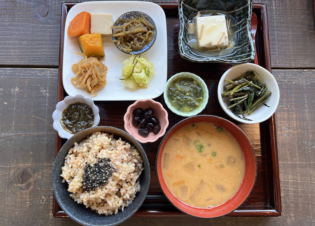 直島的慢食體驗！一個讓人坐在古民家、吃回自然、在直島找到慢下來節奏的古樸食堂｜日本瀨戶內海直島本村地區 玄米心食 @。CJ夫人。