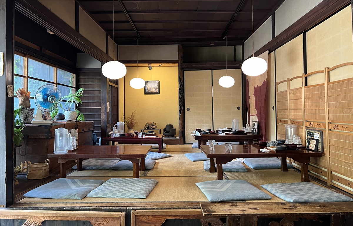 直島的慢食體驗！一個讓人坐在古民家、吃回自然、在直島找到慢下來節奏的古樸食堂｜日本瀨戶內海直島本村地區 玄米心食 @。CJ夫人。