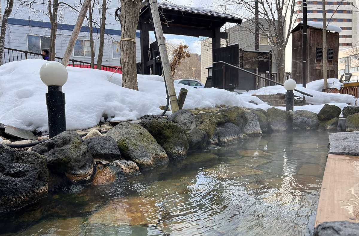 在城市與山林的交界處，不是觀光，是療癒！日本北海道定山溪的冬日一日泡湯提案：足湯、手湯、日歸溫泉 @。CJ夫人。