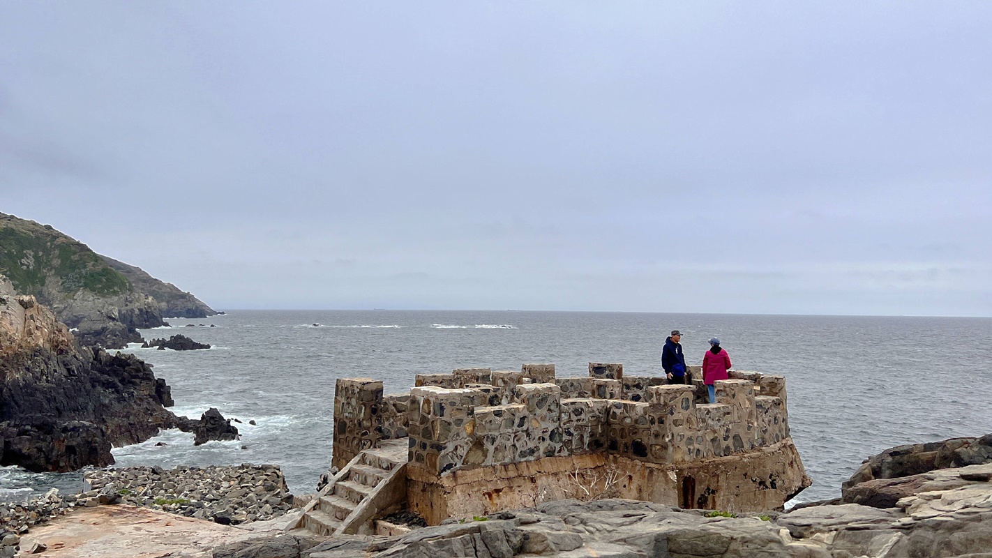 在邊境海風裡生存的遺世島嶼：馬祖莒光島！絕不錯過的是西莒方塊海、東莒燈塔，還有離離離島的傳統聚落與神祕小海灣 @。CJ夫人。