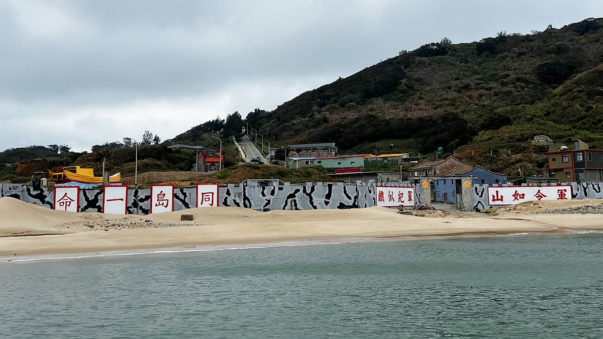 在邊境海風裡生存的遺世島嶼：馬祖莒光島！絕不錯過的是西莒方塊海、東莒燈塔，還有離離離島的傳統聚落與神祕小海灣 @。CJ夫人。