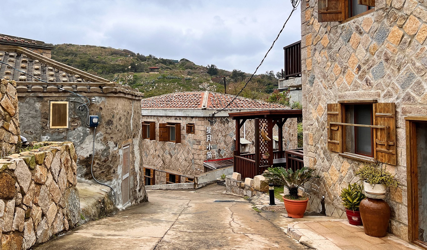 在邊境海風裡生存的遺世島嶼：馬祖莒光島！絕不錯過的是西莒方塊海、東莒燈塔，還有離離離島的傳統聚落與神祕小海灣 @。CJ夫人。