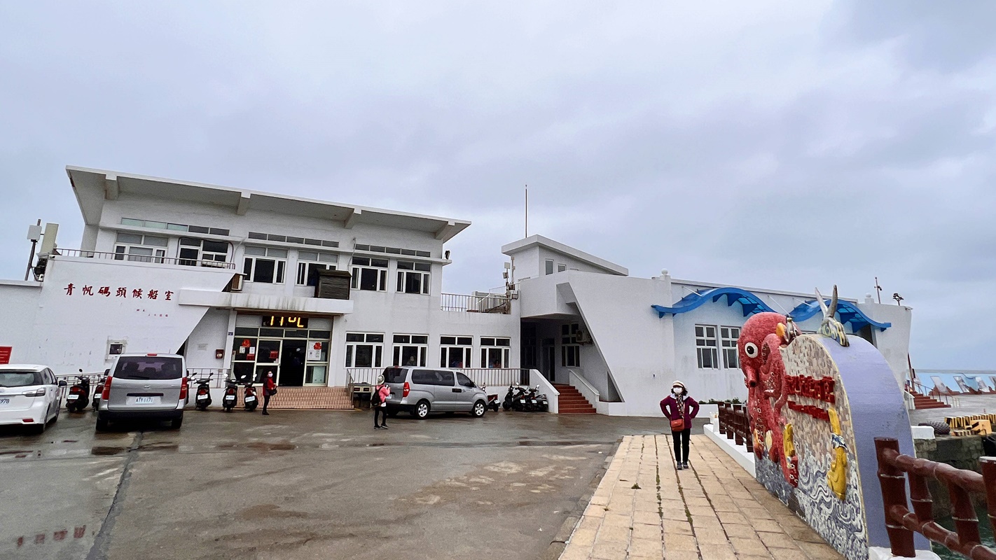在邊境海風裡生存的遺世島嶼：馬祖莒光島！絕不錯過的是西莒方塊海、東莒燈塔，還有離離離島的傳統聚落與神祕小海灣 @。CJ夫人。