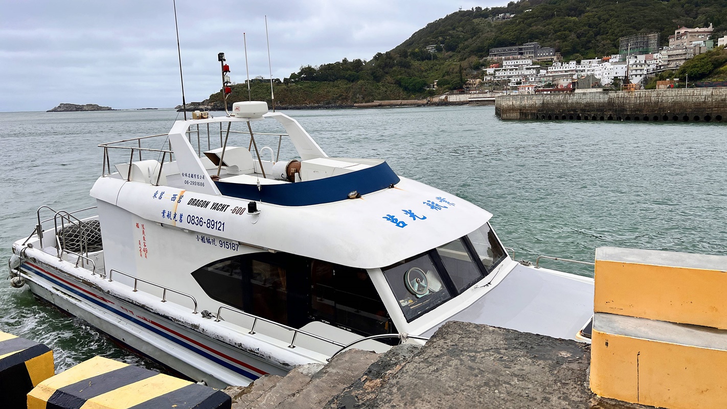 在邊境海風裡生存的遺世島嶼：馬祖莒光島！絕不錯過的是西莒方塊海、東莒燈塔，還有離離離島的傳統聚落與神祕小海灣 @。CJ夫人。