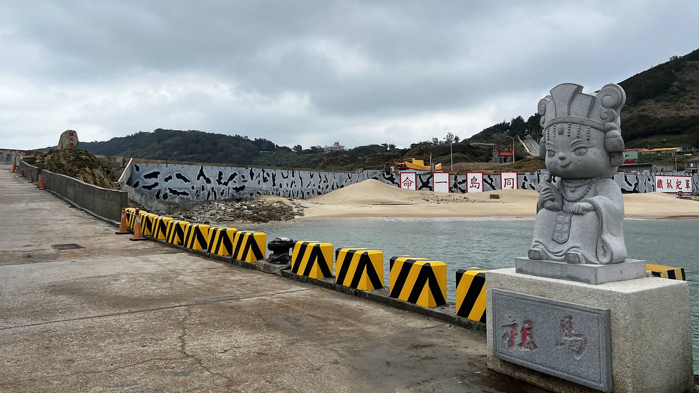 在邊境海風裡生存的遺世島嶼：馬祖莒光島！絕不錯過的是西莒方塊海、東莒燈塔，還有離離離島的傳統聚落與神祕小海灣 @。CJ夫人。