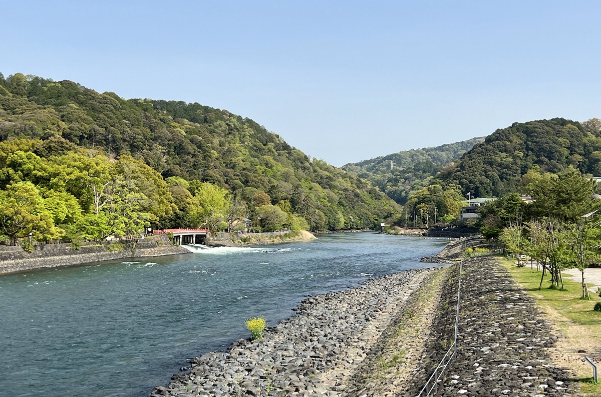 清澈宇治川、宇治青翠山脈與一杯宇治茶的時光！從產地到餐桌的宇治抹茶文化體驗所｜京都宇治抹茶推薦 福寿園宇治茶亭與福壽園宇治茶工房 @。CJ夫人。