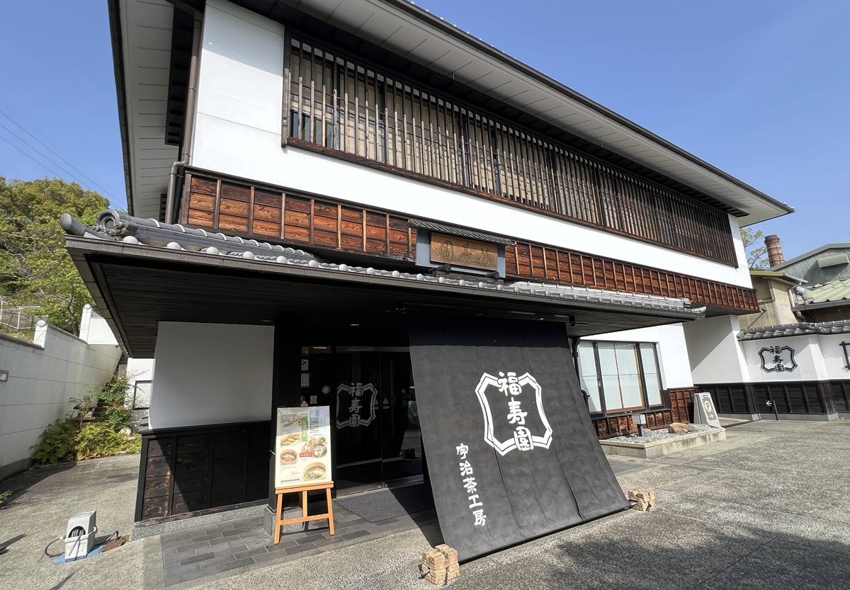 清澈宇治川、宇治青翠山脈與一杯宇治茶的時光！從產地到餐桌的宇治抹茶文化體驗所｜京都宇治抹茶推薦 福寿園宇治茶亭與福壽園宇治茶工房 @。CJ夫人。