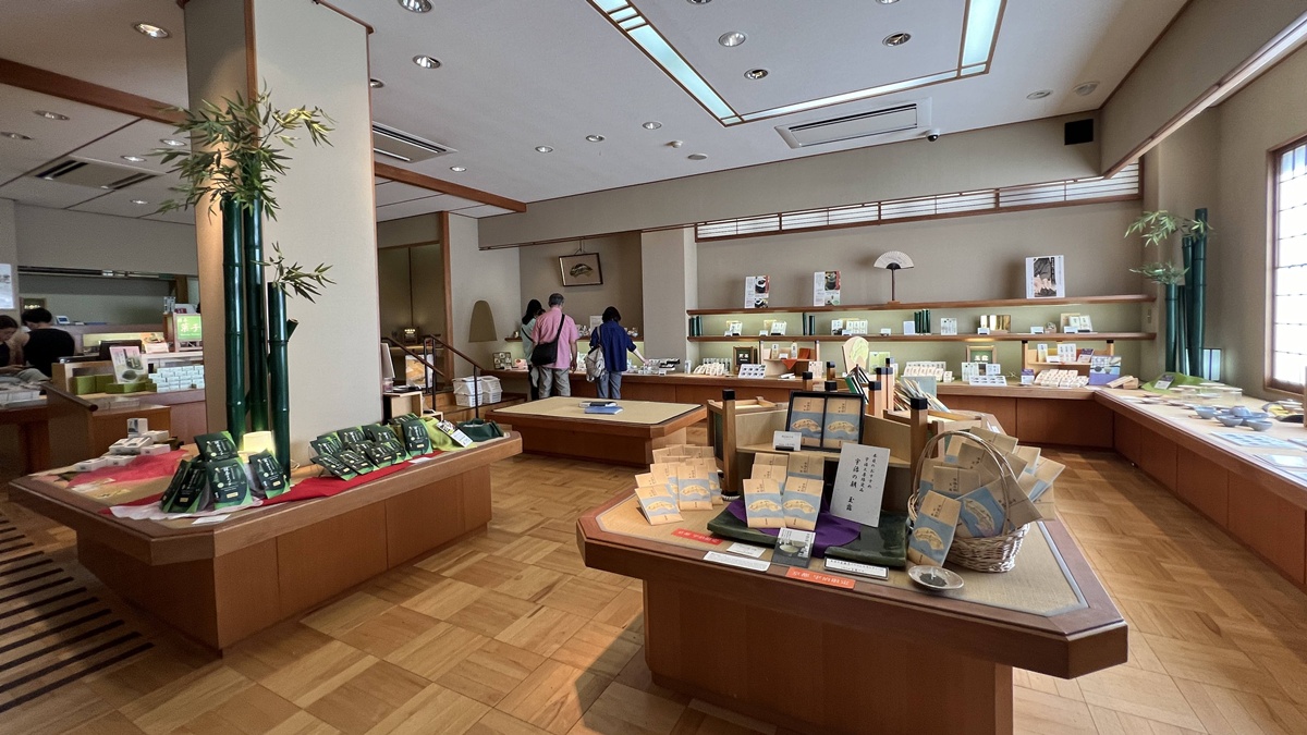 清澈宇治川、宇治青翠山脈與一杯宇治茶的時光！從產地到餐桌的宇治抹茶文化體驗所｜京都宇治抹茶推薦 福寿園宇治茶亭與福壽園宇治茶工房 @。CJ夫人。