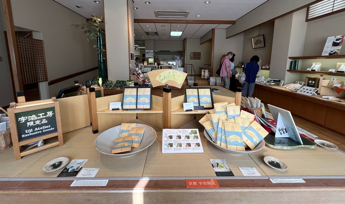 清澈宇治川、宇治青翠山脈與一杯宇治茶的時光！從產地到餐桌的宇治抹茶文化體驗所｜京都宇治抹茶推薦 福寿園宇治茶亭與福壽園宇治茶工房 @。CJ夫人。