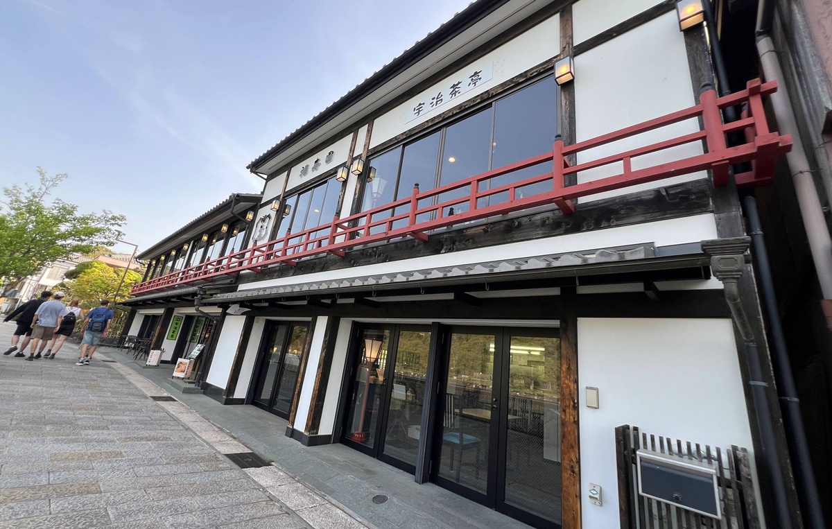 清澈宇治川、宇治青翠山脈與一杯宇治茶的時光！從產地到餐桌的宇治抹茶文化體驗所｜京都宇治抹茶推薦 福寿園宇治茶亭與福壽園宇治茶工房 @。CJ夫人。