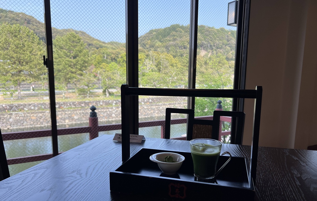 清澈宇治川、宇治青翠山脈與一杯宇治茶的時光！從產地到餐桌的宇治抹茶文化體驗所｜京都宇治抹茶推薦 福寿園宇治茶亭與福壽園宇治茶工房 @。CJ夫人。
