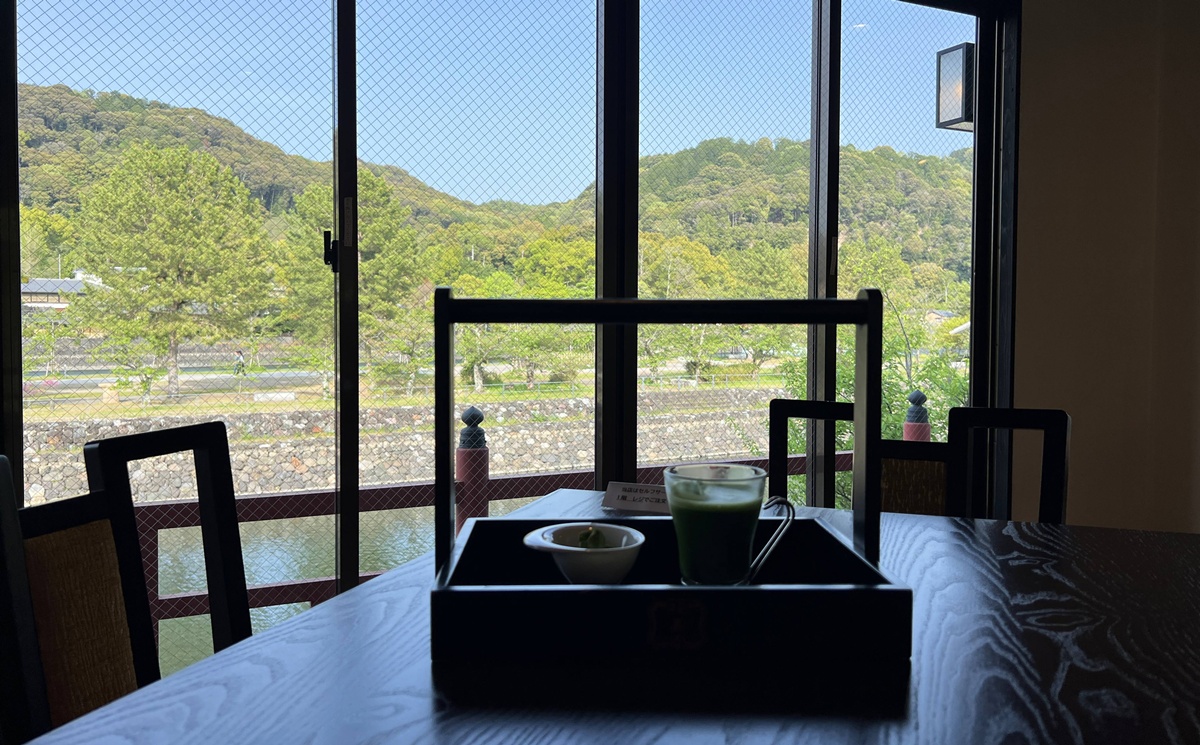 清澈宇治川、宇治青翠山脈與一杯宇治茶的時光！從產地到餐桌的宇治抹茶文化體驗所｜京都宇治抹茶推薦 福寿園宇治茶亭與福壽園宇治茶工房 @。CJ夫人。