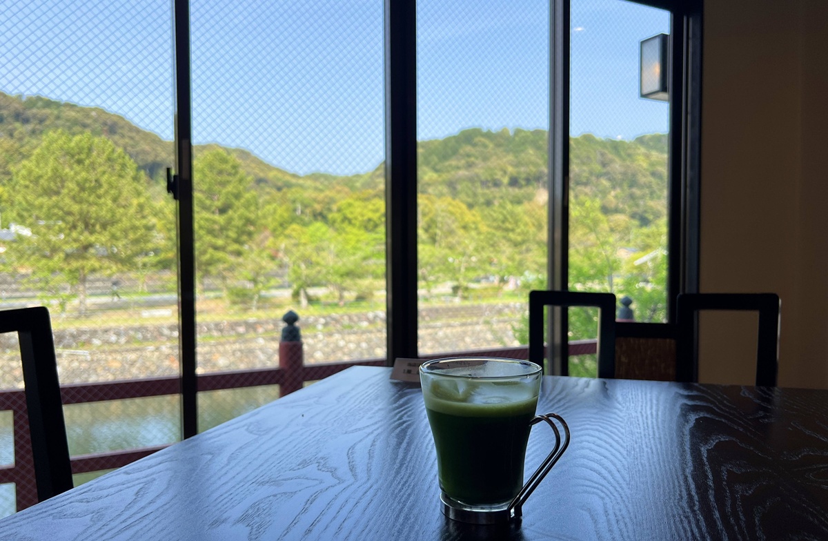 清澈宇治川、宇治青翠山脈與一杯宇治茶的時光！從產地到餐桌的宇治抹茶文化體驗所｜京都宇治抹茶推薦 福寿園宇治茶亭與福壽園宇治茶工房 @。CJ夫人。