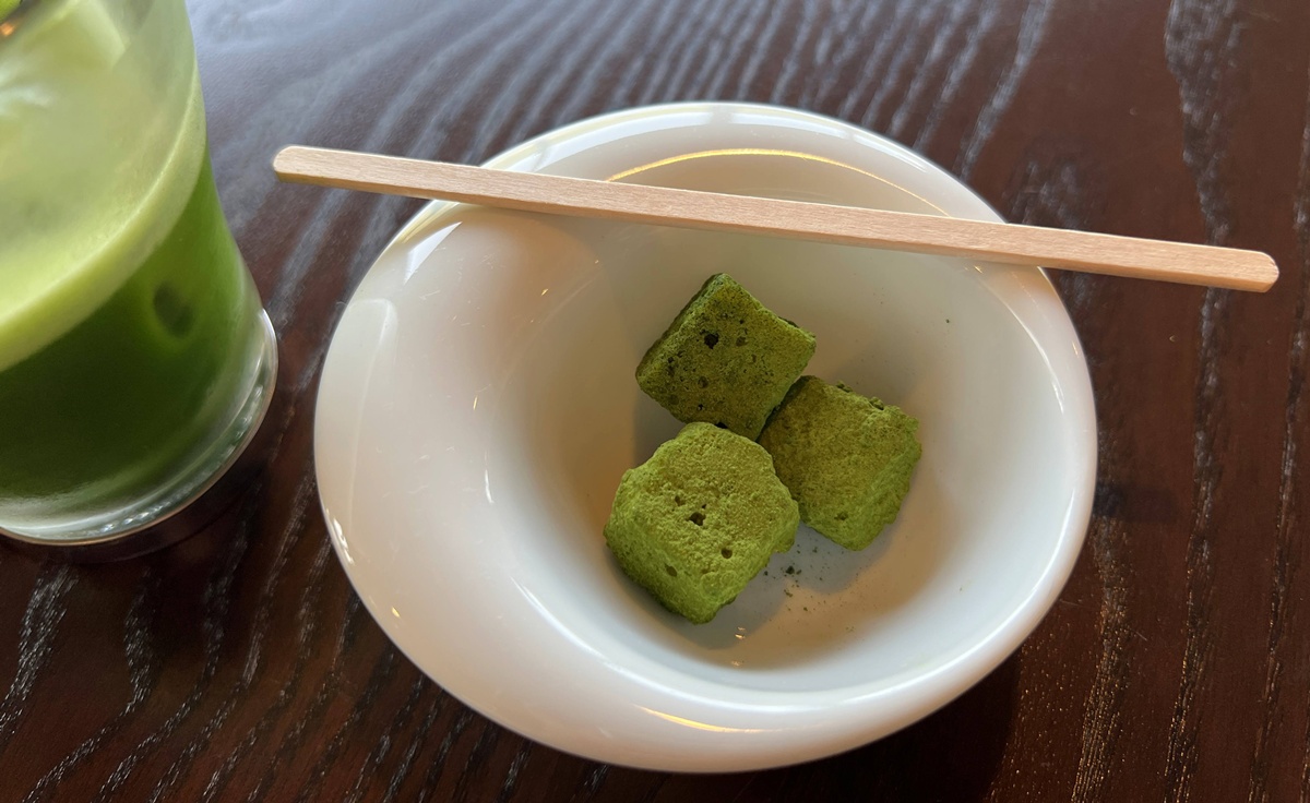 清澈宇治川、宇治青翠山脈與一杯宇治茶的時光！從產地到餐桌的宇治抹茶文化體驗所｜京都宇治抹茶推薦 福寿園宇治茶亭與福壽園宇治茶工房 @。CJ夫人。