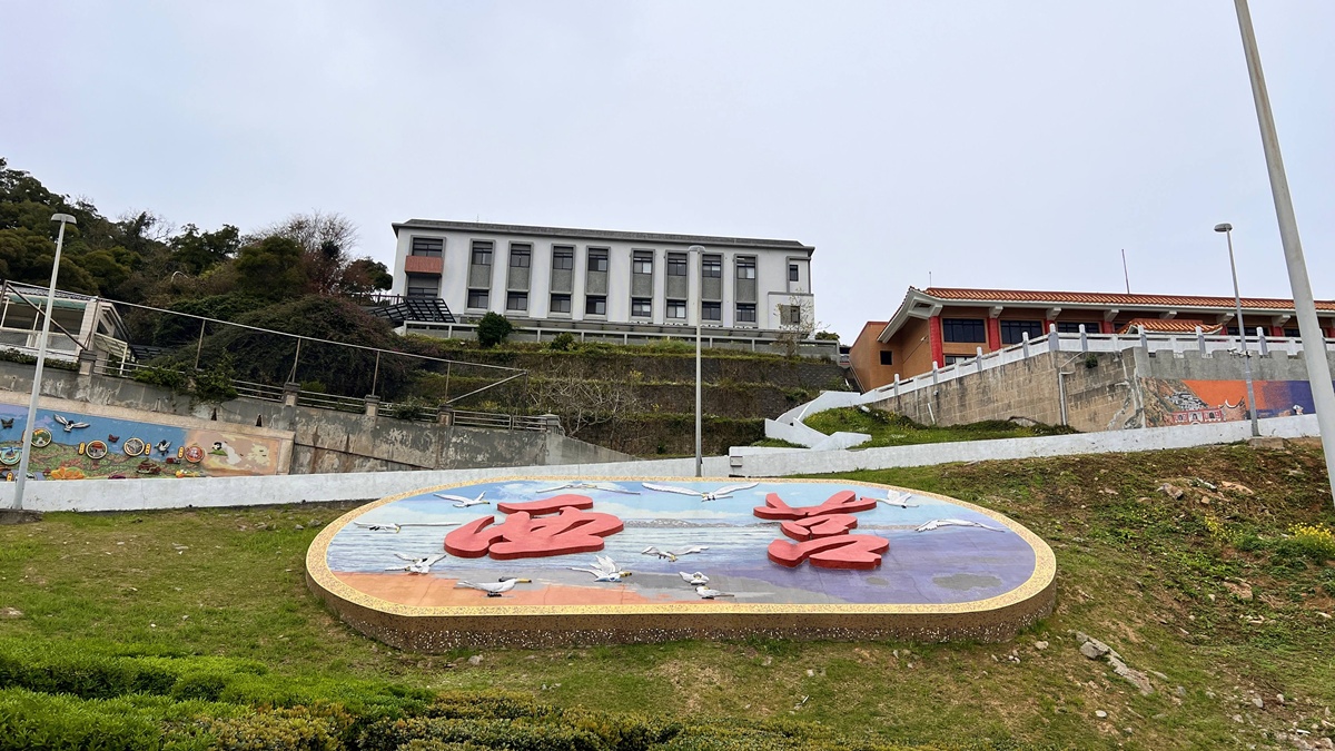 在邊境海風裡生存的遺世島嶼：馬祖莒光島！絕不錯過的是西莒方塊海、東莒燈塔，還有離離離島的傳統聚落與神祕小海灣 @。CJ夫人。