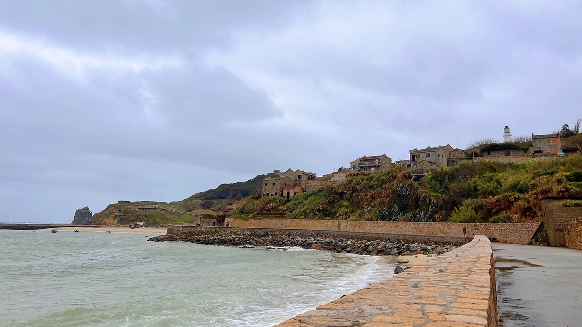 在邊境海風裡生存的遺世島嶼：馬祖莒光島！絕不錯過的是西莒方塊海、東莒燈塔，還有離離離島的傳統聚落與神祕小海灣 @。CJ夫人。
