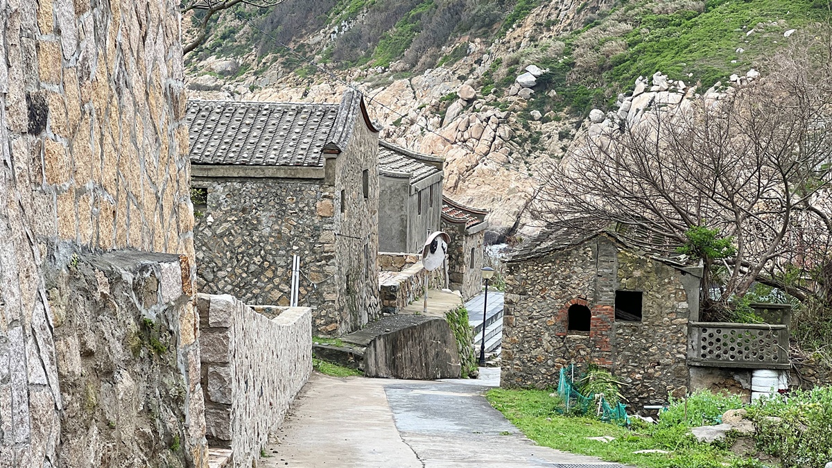在邊境海風裡生存的遺世島嶼：馬祖莒光島！絕不錯過的是西莒方塊海、東莒燈塔，還有離離離島的傳統聚落與神祕小海灣 @。CJ夫人。
