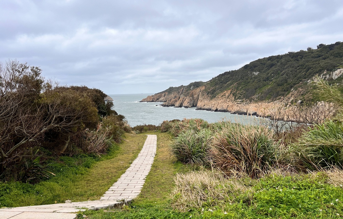 在邊境海風裡生存的遺世島嶼：馬祖莒光島！絕不錯過的是西莒方塊海、東莒燈塔，還有離離離島的傳統聚落與神祕小海灣 @。CJ夫人。