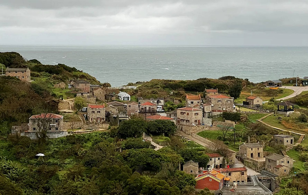 在邊境海風裡生存的遺世島嶼：馬祖莒光島！絕不錯過的是西莒方塊海、東莒燈塔，還有離離離島的傳統聚落與神祕小海灣 @。CJ夫人。
