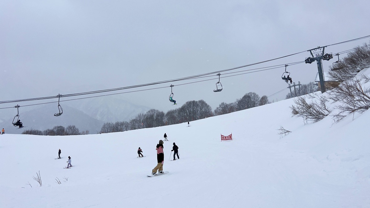 滑雪內層怎麼挑選？新手滑雪怎麼穿？滑雪行李打包時最容易被忽略的內層／內搭衣／長袖排汗衣 @。CJ夫人。