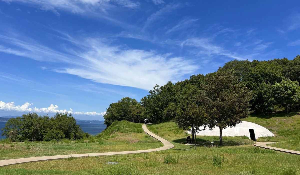 在無物之中，看見世界最豐盈的模樣！千萬別錯過一場與自然共呼吸的藝術時刻｜日本瀨戶內海跳島自由行 豐島美術館 @。CJ夫人。