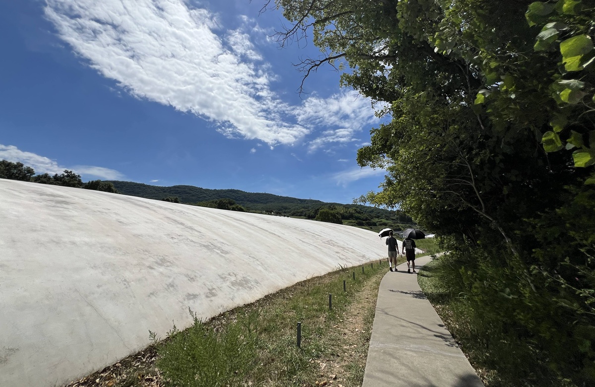 在無物之中，看見世界最豐盈的模樣！千萬別錯過一場與自然共呼吸的藝術時刻｜日本瀨戶內海跳島自由行 豐島美術館 @。CJ夫人。