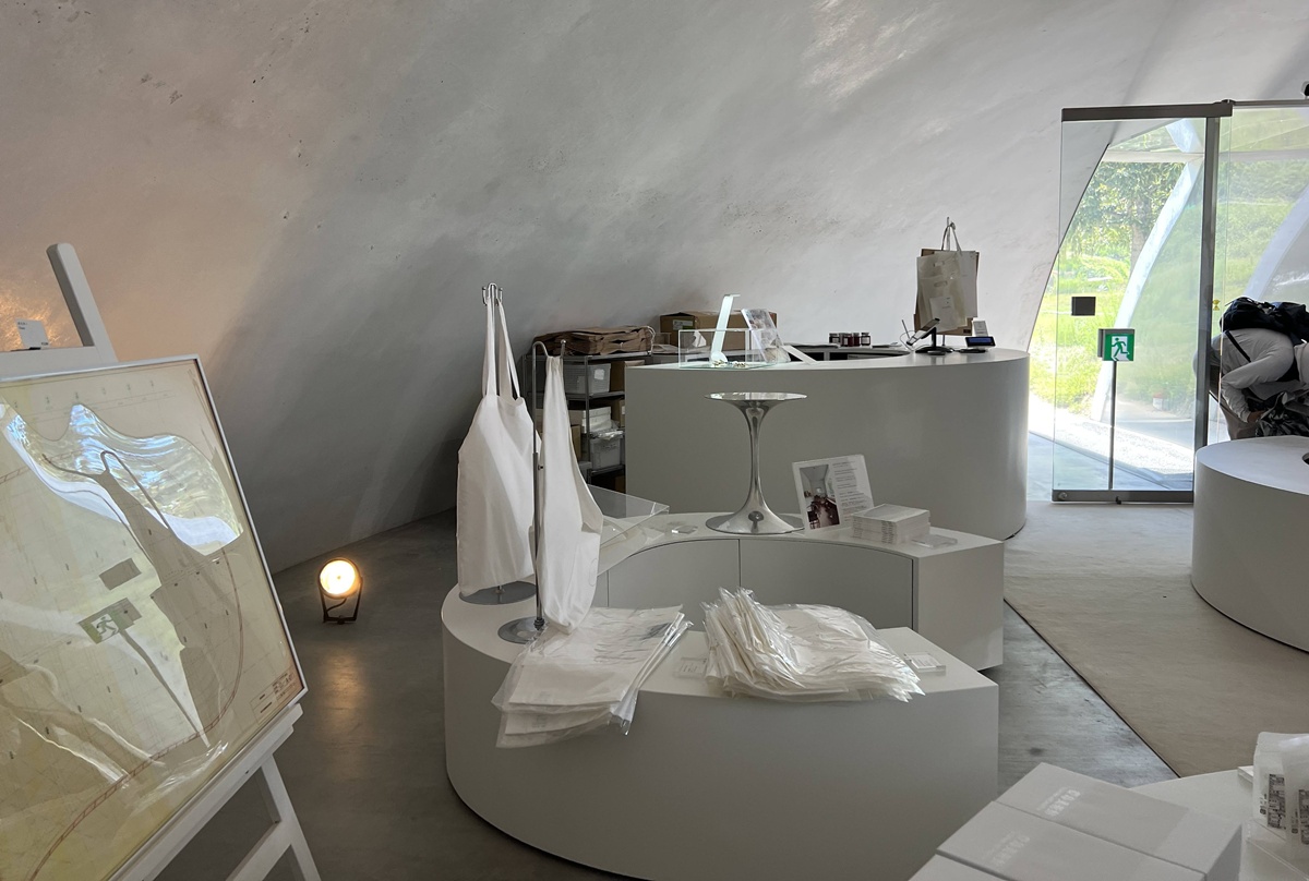 在無物之中，看見世界最豐盈的模樣！千萬別錯過一場與自然共呼吸的藝術時刻｜日本瀨戶內海跳島自由行 豐島美術館 @。CJ夫人。