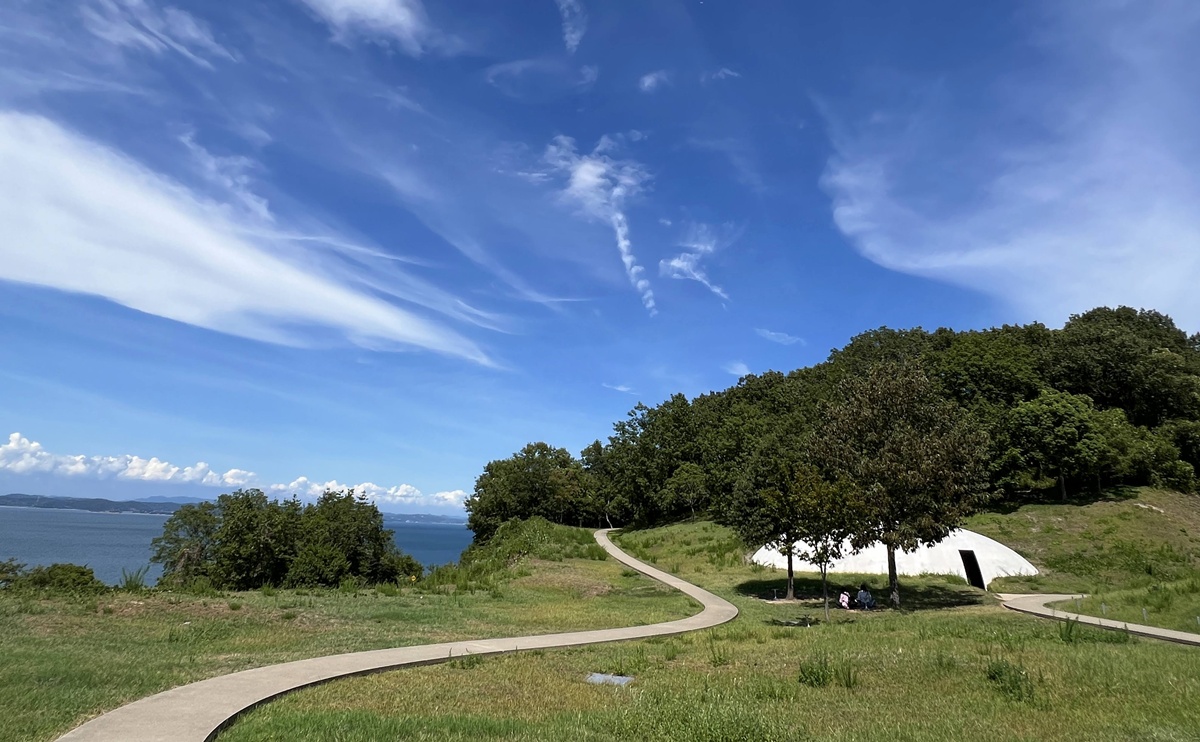 在無物之中，看見世界最豐盈的模樣！千萬別錯過一場與自然共呼吸的藝術時刻｜日本瀨戶內海跳島自由行 豐島美術館 @。CJ夫人。