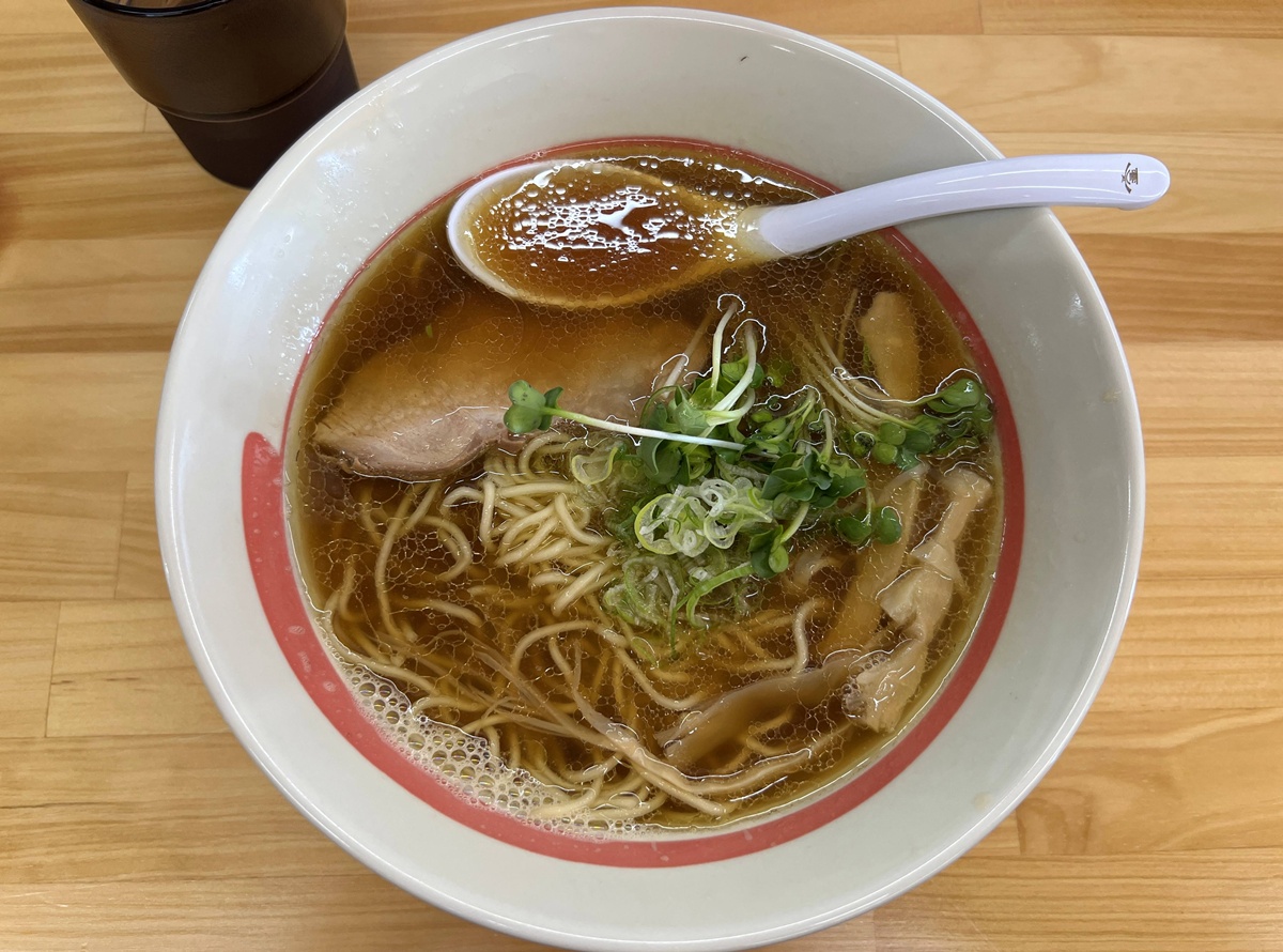 你怎能錯過！小豆島橄欖公園入口的一碗釀造系拉麵｜瀨戶內海小豆島推薦拉麵 麵屋賀球／麺屋賀球 任選小豆島5間醬油釀造廠基底的醬油拉麵 @。CJ夫人。