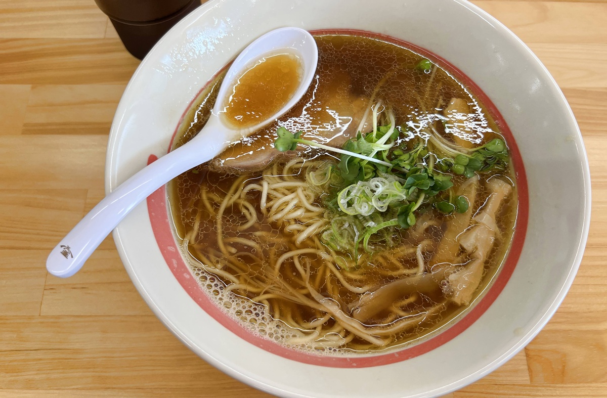 你怎能錯過！小豆島橄欖公園入口的一碗釀造系拉麵｜瀨戶內海小豆島推薦拉麵 麵屋賀球／麺屋賀球 任選小豆島5間醬油釀造廠基底的醬油拉麵 @。CJ夫人。