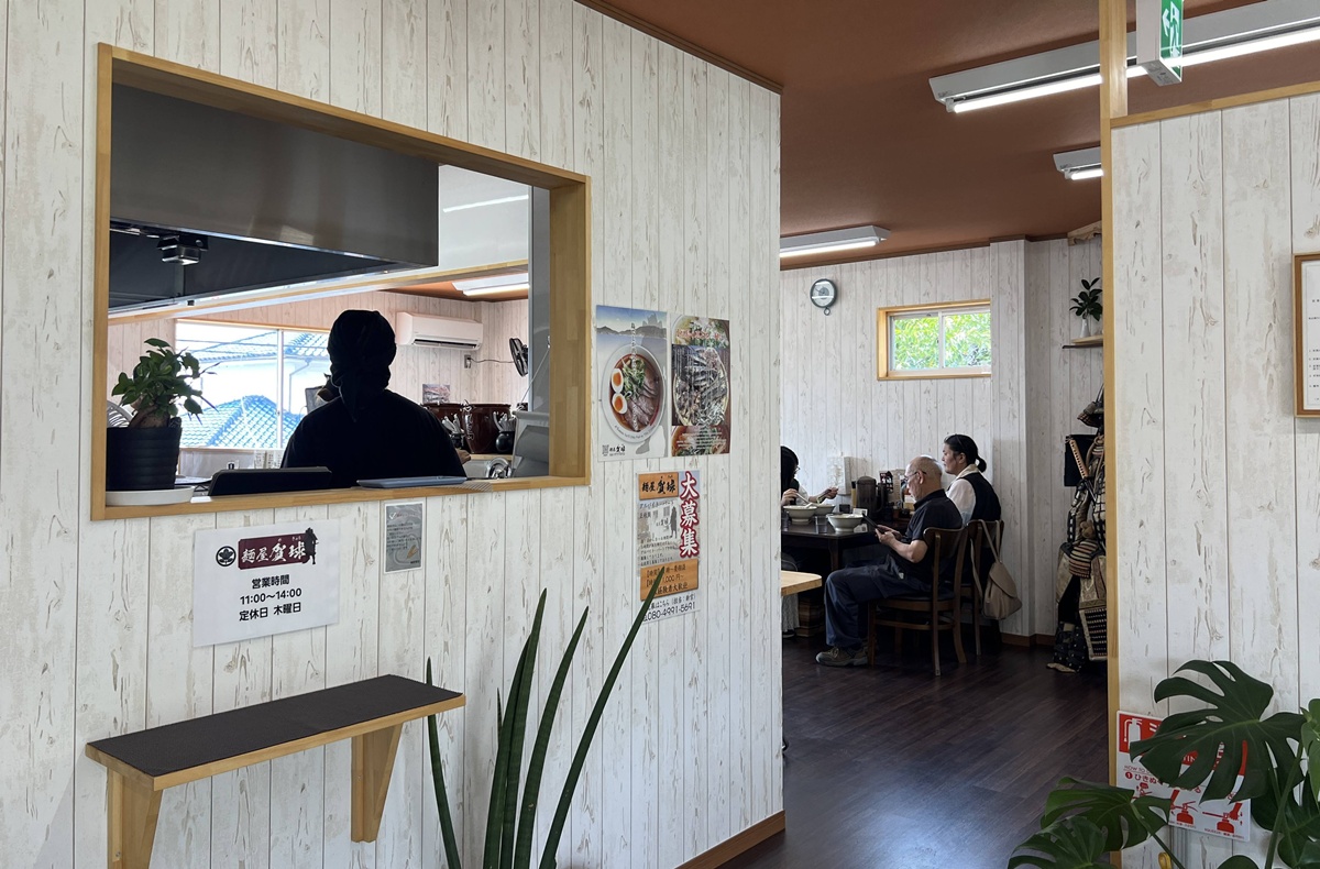 你怎能錯過!小豆島橄欖公園入口的一碗釀造系拉麵|瀨戶內海小豆島推薦拉麵 麵屋賀球/麺屋賀球 任選小豆島5間醬油釀造廠基底的醬油拉麵 @。CJ夫人。 你怎能錯過!小豆島橄欖公園入口的一碗釀造系拉麵|瀨戶內海小豆島推薦拉麵 麵屋賀球/麺屋賀球 任選小豆島5間醬油釀造廠基底的醬油拉麵 @。CJ夫人。