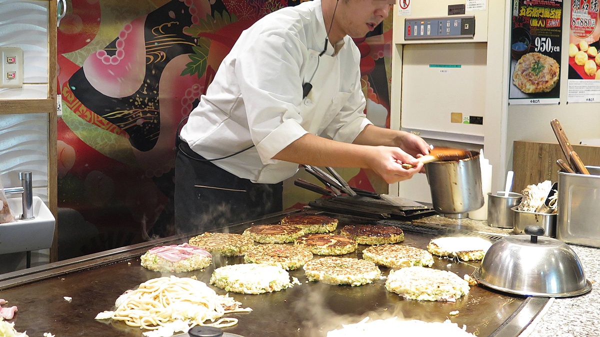 大阪人完勝！道頓堀街頭煙火氣與庶民日常美食：大阪燒、章魚燒、串炸。其實，道頓堀真的有一種魔力。 @。CJ夫人。