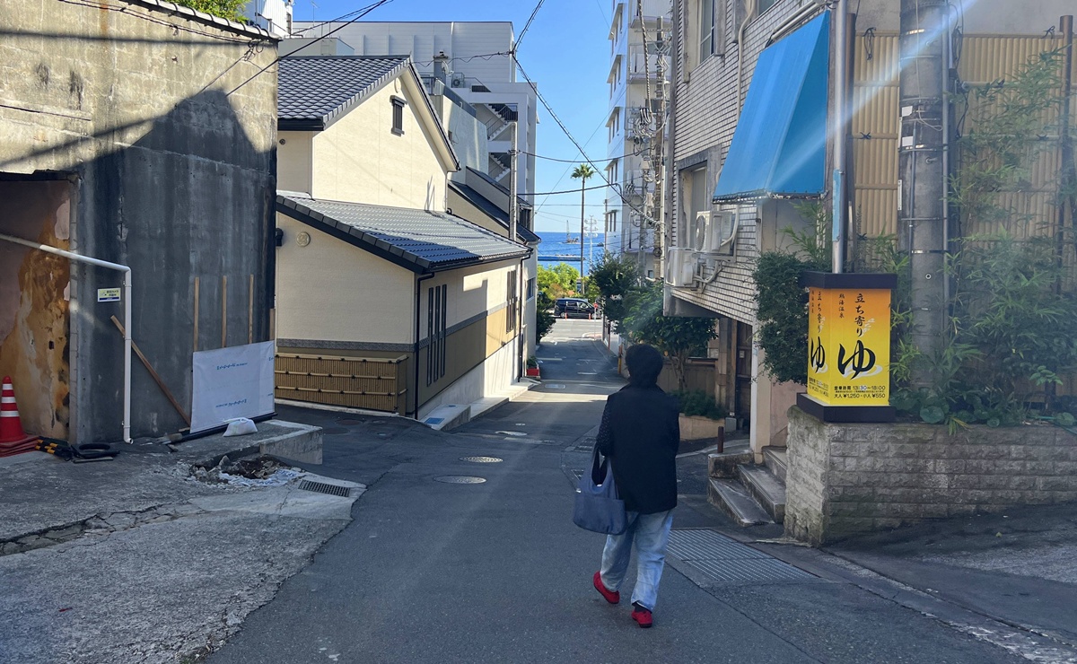 在熱海吃一口童年布丁！結合溫泉澡堂 &times; 繽紛空間 &times; 牛奶罐布丁｜熱海銀座通商店街必吃甜點／伴手禮店 熱海布丁 Cafe 2nd @。CJ夫人。