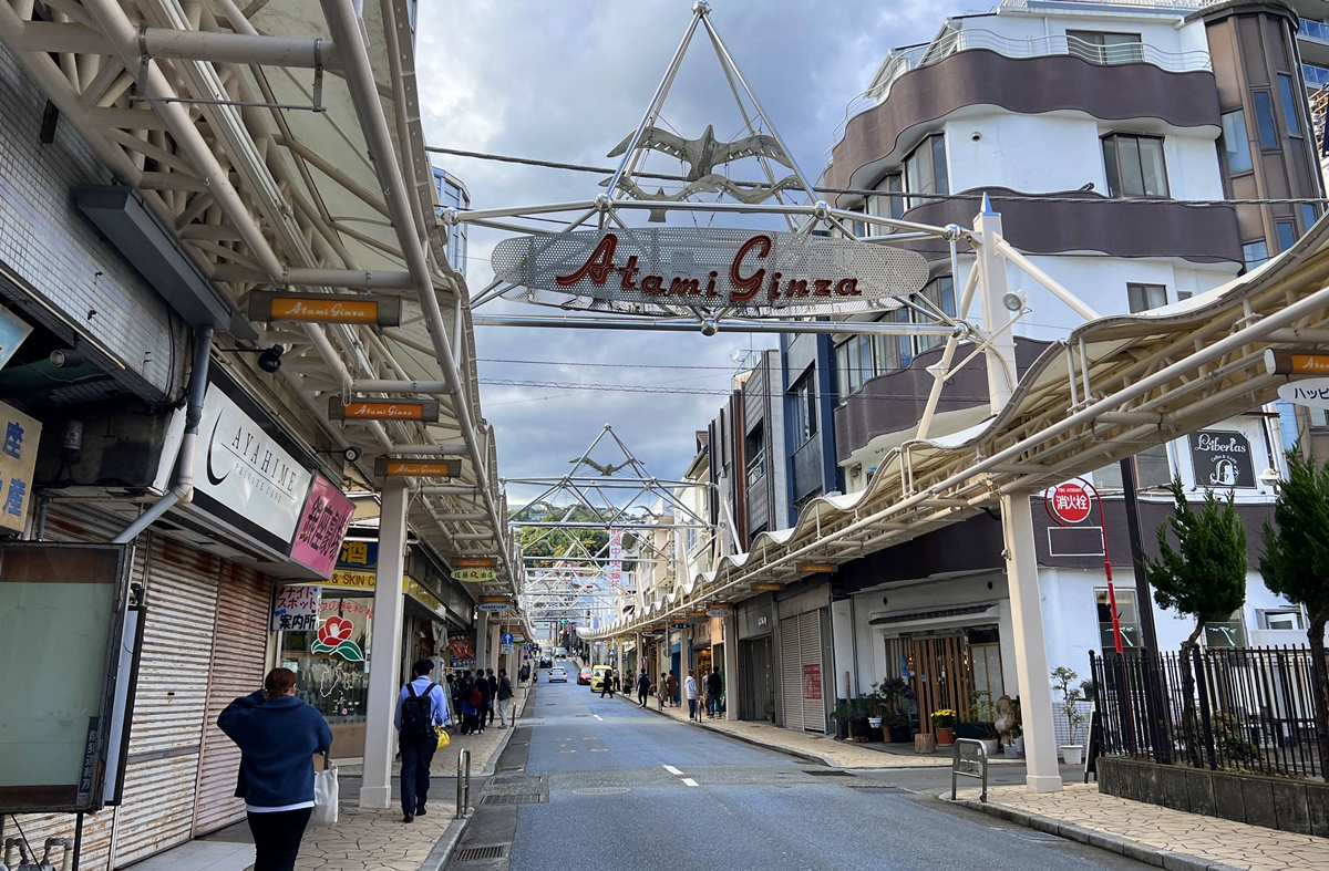 在熱海吃一口童年布丁！結合溫泉澡堂 &times; 繽紛空間 &times; 牛奶罐布丁｜熱海銀座通商店街必吃甜點／伴手禮店 熱海布丁 Cafe 2nd @。CJ夫人。