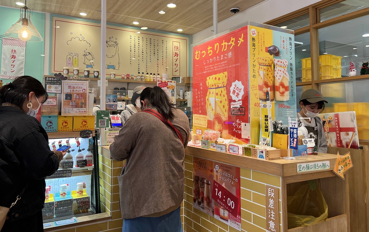 在熱海吃一口童年布丁！結合溫泉澡堂 &times; 繽紛空間 &times; 牛奶罐布丁｜熱海銀座通商店街必吃甜點／伴手禮店 熱海布丁 Cafe 2nd @。CJ夫人。