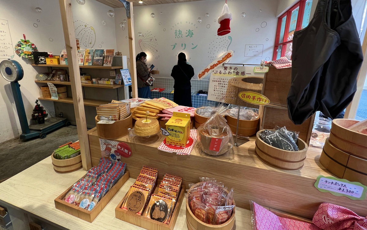 在熱海吃一口童年布丁！結合溫泉澡堂 &times; 繽紛空間 &times; 牛奶罐布丁｜熱海銀座通商店街必吃甜點／伴手禮店 熱海布丁 Cafe 2nd @。CJ夫人。