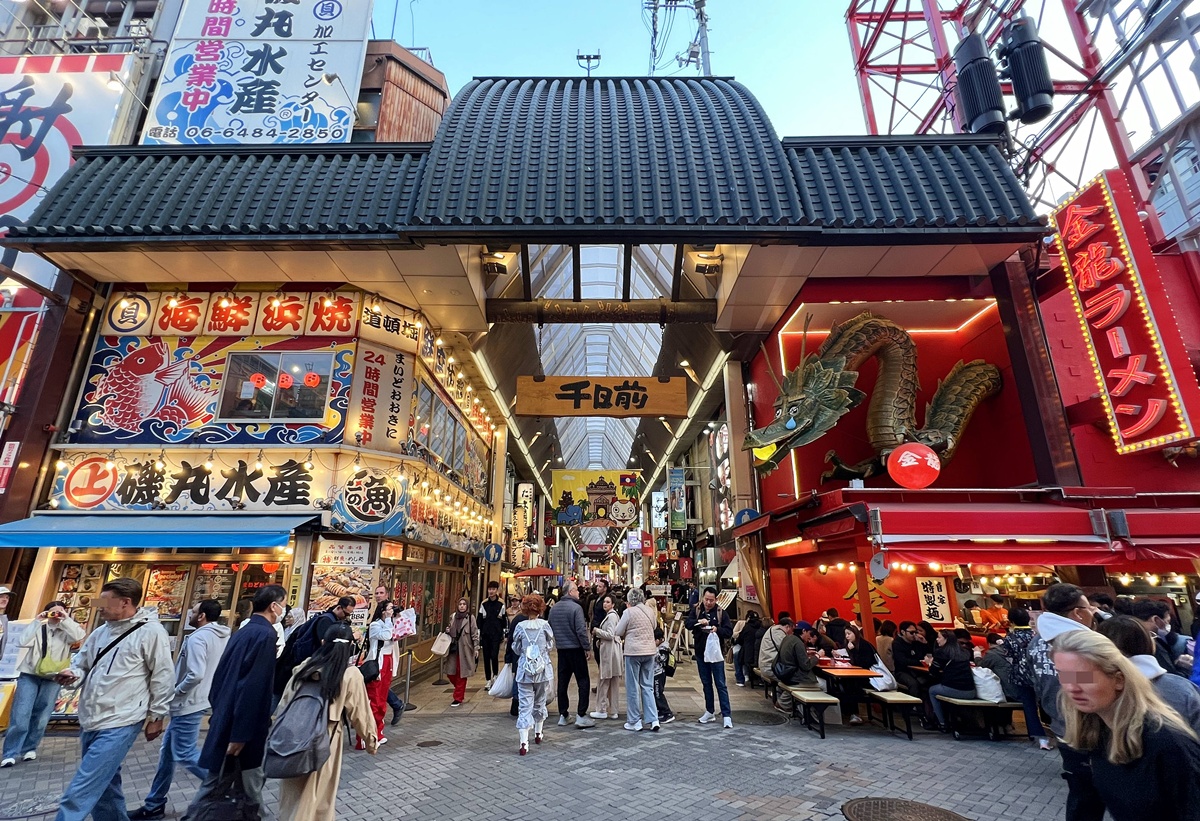 大阪人完勝!道頓堀街頭煙火氣與庶民日常美食:大阪燒、章魚燒、串炸。其實,道頓堀真的有一種魔力。 @。CJ夫人。 大阪人完勝!道頓堀街頭煙火氣與庶民日常美食:大阪燒、章魚燒、串炸。其實,道頓堀真的有一種魔力。 @。CJ夫人。