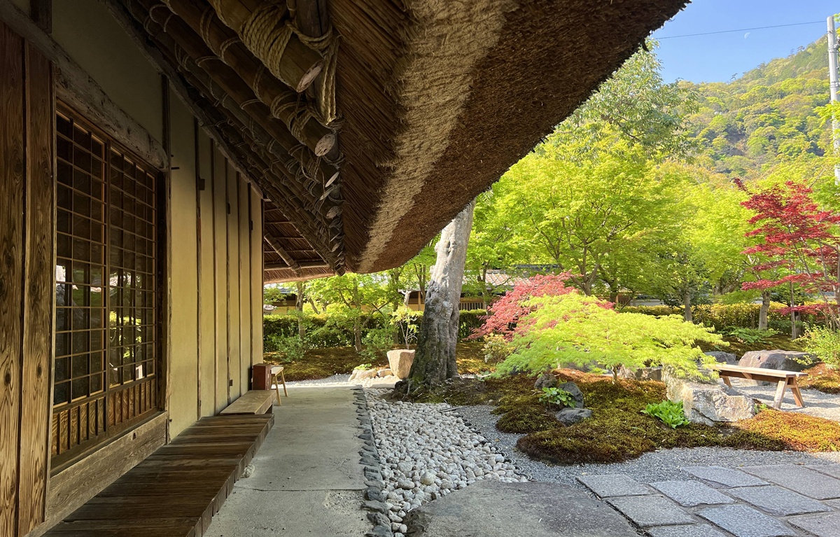 嵐山清晨的鄉土感：木窗、榻榻米與麵包香！古民家裡的東京式烘焙 X 歐式輕食晨光｜京都嵐山 Bread, Espresso & 嵐山庭園 @。CJ夫人。